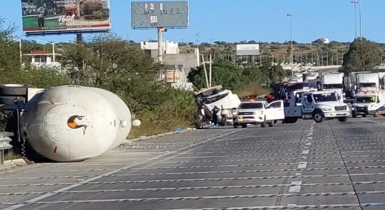 Cierre De La Carretera M Xico Quer Taro Por Volcadura De Pipa Provoc