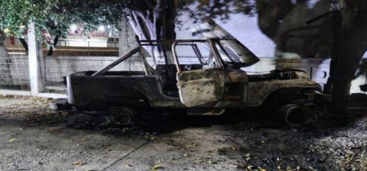 Camioneta Jeep calcinada en la colonia La Granja