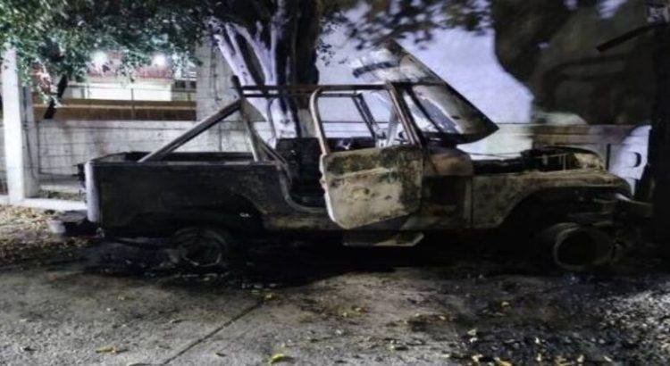 Camioneta Jeep calcinada en la colonia La Granja