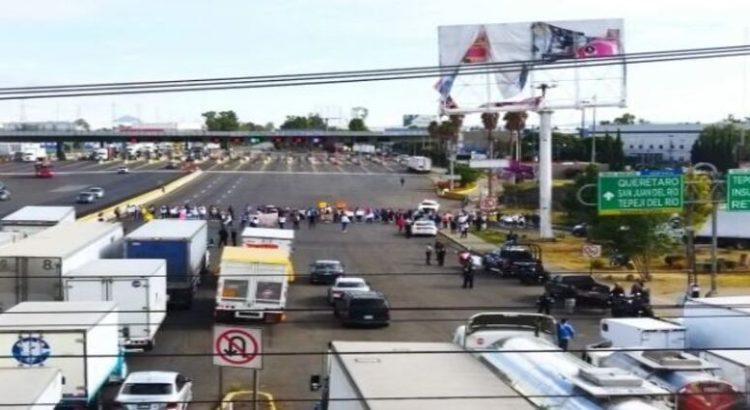 Los maestros bloquean autopista México-Querétaro