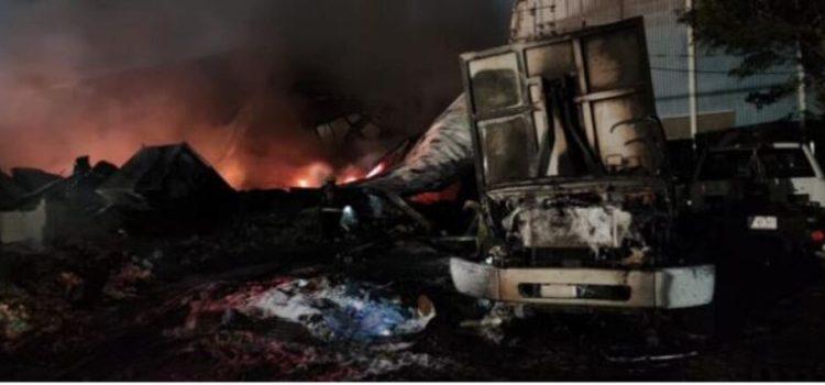 Incendio en recicladora daña 70 autos en Querétaro