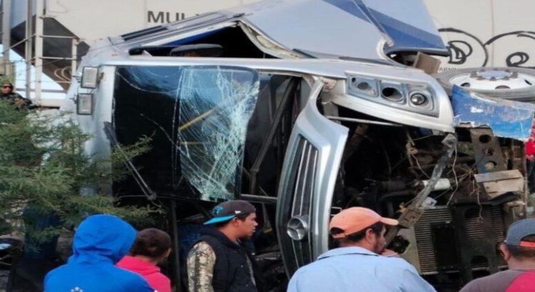 Lamentable accidente con un tren arrastra camión de pasajeros y deja 6 muertos