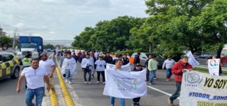 Les clausura su negocios y protestan ‘chatarreros’ en Querétaro