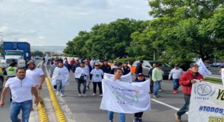 Les clausura su negocios y protestan ‘chatarreros’ en Querétaro