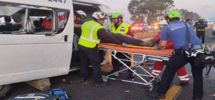 Un choque frontal y volcadura de dos camionetas de transporte de personal