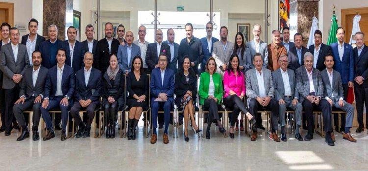 Mauricio Kuri en reunión con socios del Club de Industriales de Querétaro