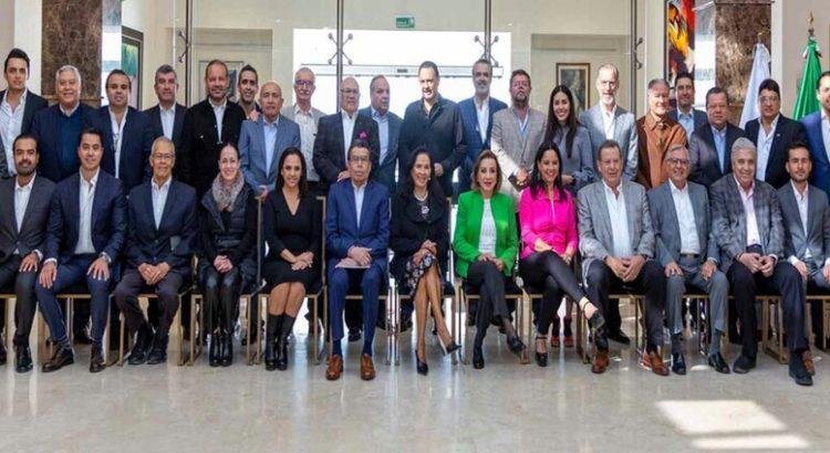 Mauricio Kuri en reunión con socios del Club de Industriales de Querétaro