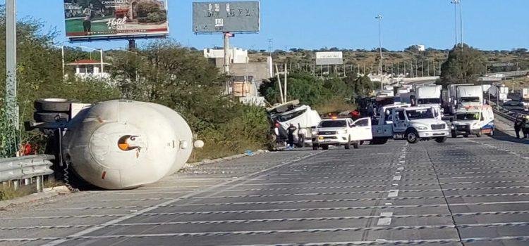 Cierre de la carretera México Querétaro por volcadura de pipa provocó