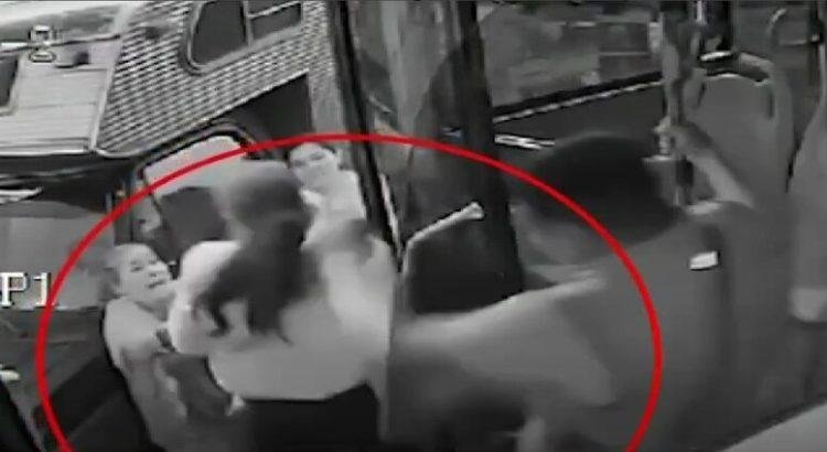 Entre 4 personas agreden a conductora del transporte público