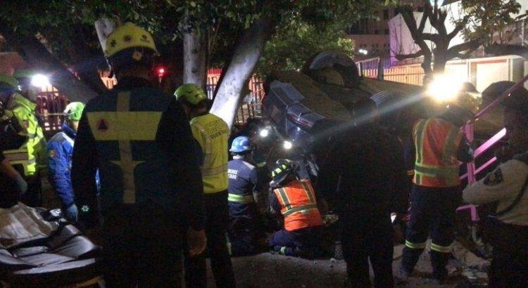 Caen auto desde 20 metros por mala maniobra en estacionamiento en Querétaro