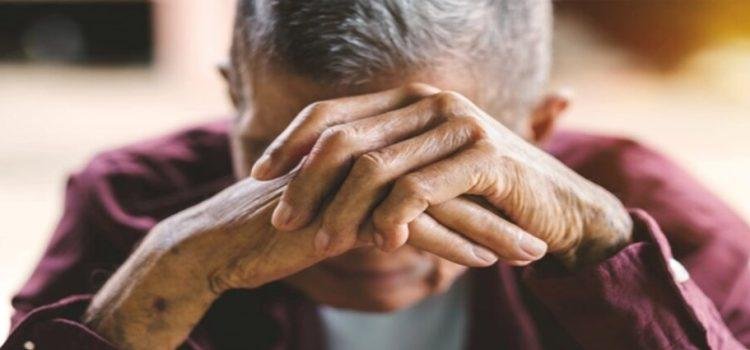 Golpean a un abuelito por espantar a su hija