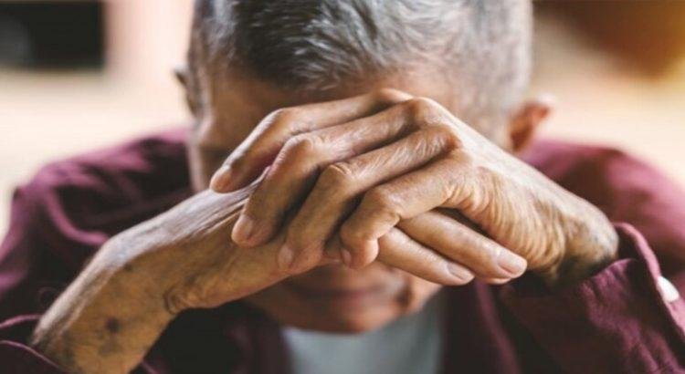 Golpean a un abuelito por espantar a su hija