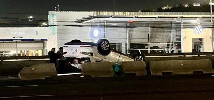 Accidente de una mamá e hijo, vuelcan en Avenida 5 de Febrero