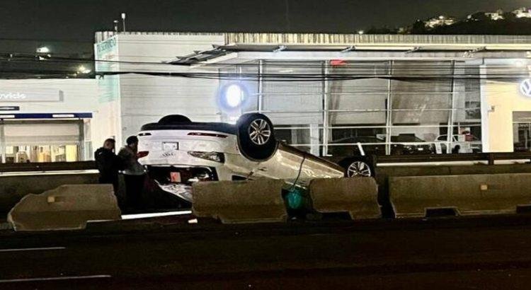 Accidente de una mamá e hijo, vuelcan en Avenida 5 de Febrero