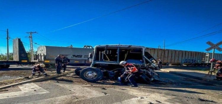 Tren embiste a autobús en la carretera Querétaro-Tequisquiapan