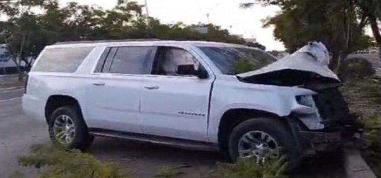 Una camioneta chocada es abandonada sobre Paseo de la República