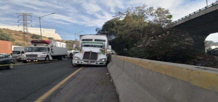 Pierde la vida un chofer de tráiler tras persecución en autopista México-Querétaro