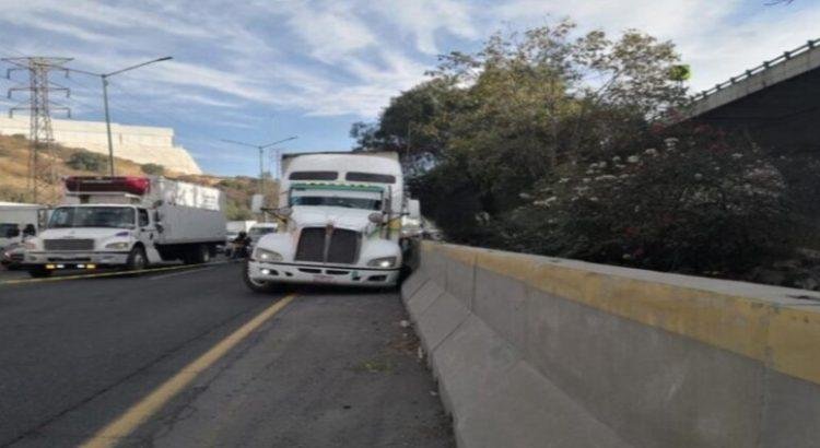 Pierde la vida un chofer de tráiler tras persecución en autopista México-Querétaro