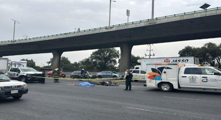Son embestidos 2 motociclistas por un tráiler en la México-Querétaro