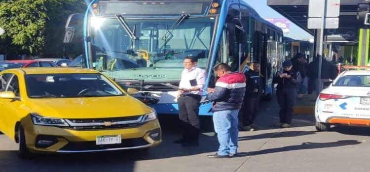 Automovilista choca contra Qrobús