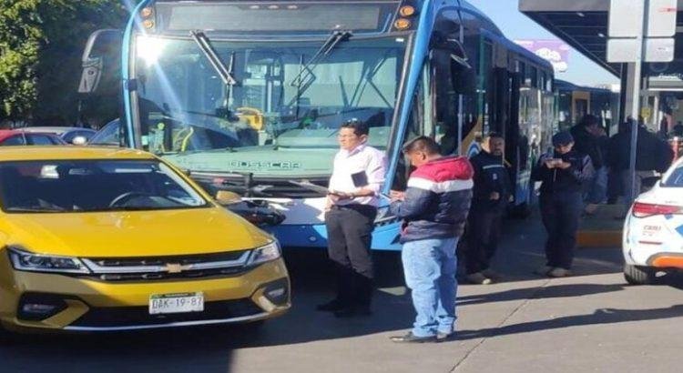 Automovilista choca contra Qrobús