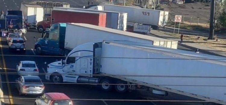 Bloquean carriles de la México-Querétaro