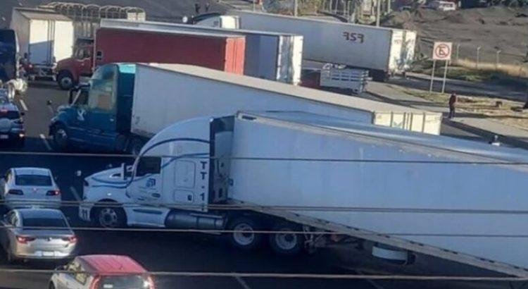 Bloquean carriles de la México-Querétaro