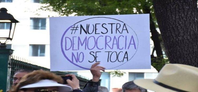 Marchan 4 mil de blanco y rosa por la democracia en Querétaro