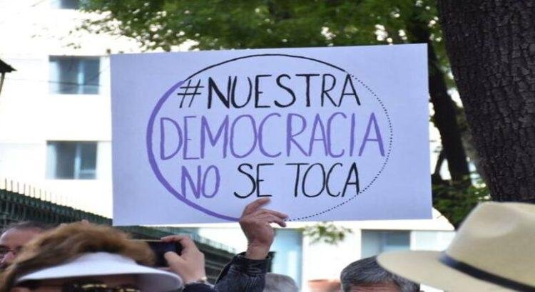 Marchan 4 mil de blanco y rosa por la democracia en Querétaro