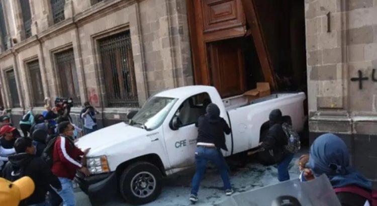 Escándalo en Palacio Nacional: Normalistas de Ayotzinapa protagonizan incidente