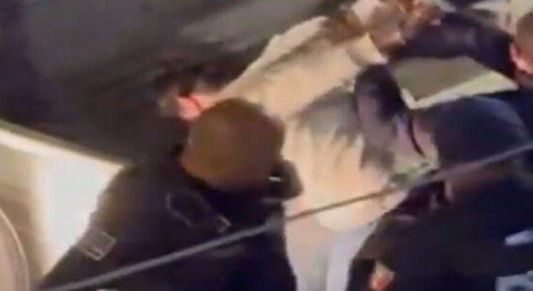Un policía es captado golpeando a joven por estar tomando en la vía pública de Querétaro