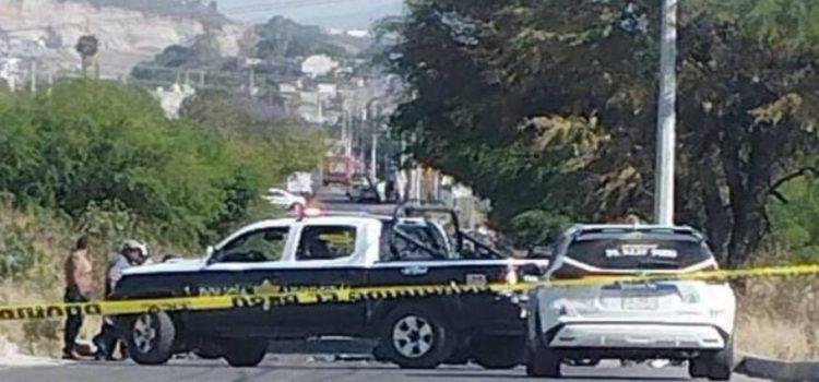 Un motociclista dormita al ir manejando y choca contra un auto