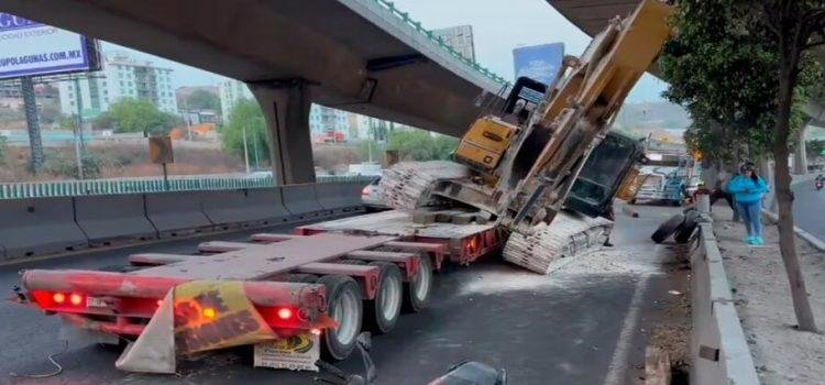 Una máquina de construcción cae de una plataforma y genera caos vial en la México-Querétaro