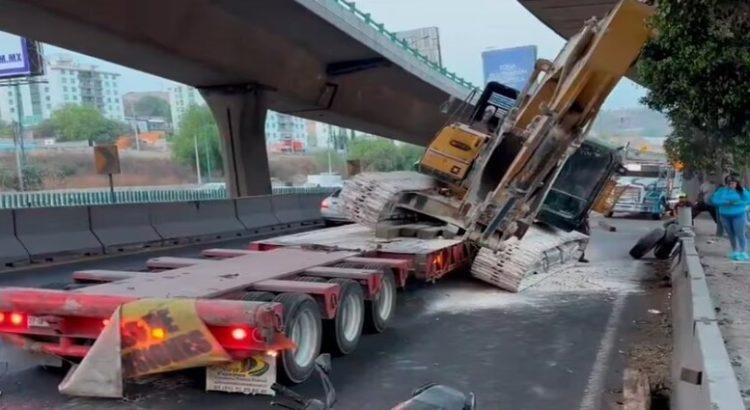 Una máquina de construcción cae de una plataforma y genera caos vial en la México-Querétaro
