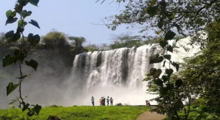 Derrumban escaleras del Salto de Eyipantla; provoca graves afectaciones al turismo