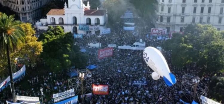 Protesta masiva en Argentina por recortes a la universidad pública