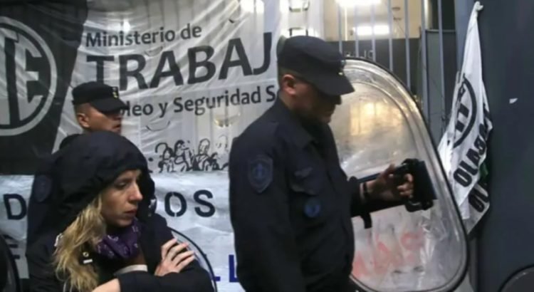 Toman funcionarios edificios públicos en Argentina Toman funcionarios edificios públicos en Argentina