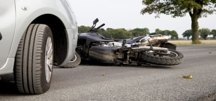 Motociclista pierde la vida al toparse con un automóvil en sentido contrario
