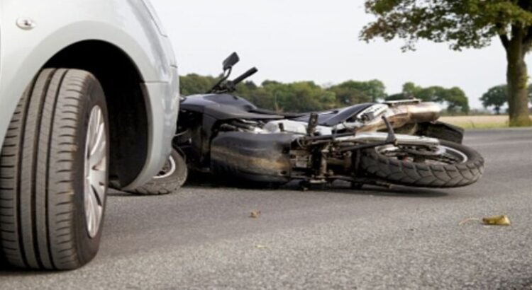 Motociclista pierde la vida al toparse con un automóvil en sentido contrario