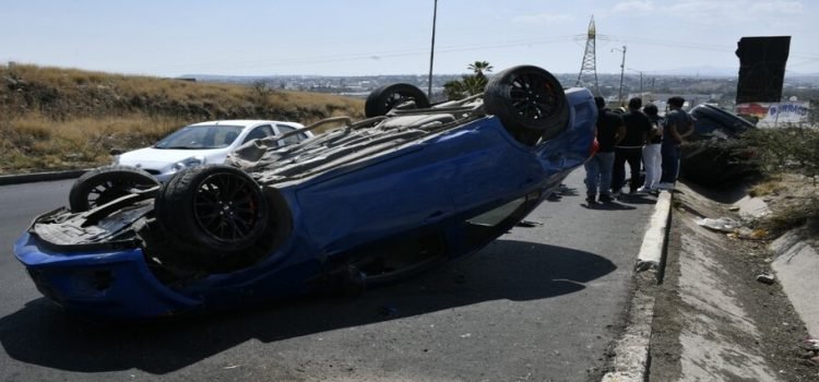 Sem vuelcan dos vehículos en Boulevard de la Nación