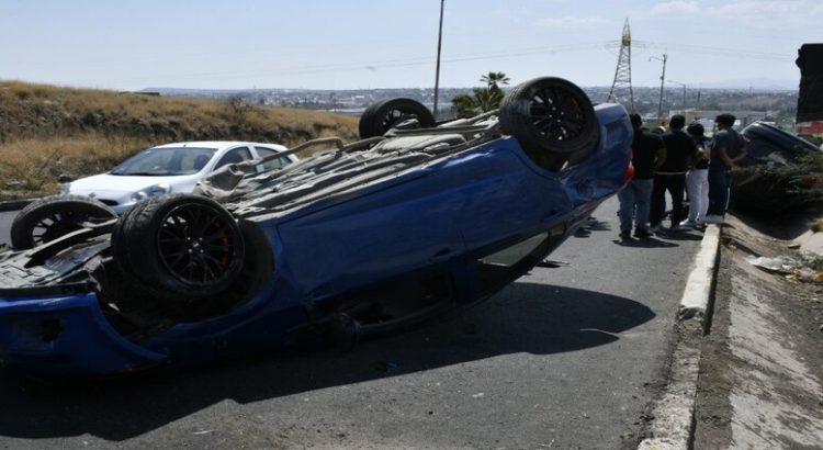 Sem vuelcan dos vehículos en Boulevard de la Nación