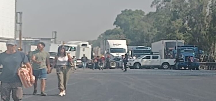Después de dos horas de bloqueo los manifestantes liberan la autopista México-Querétaro