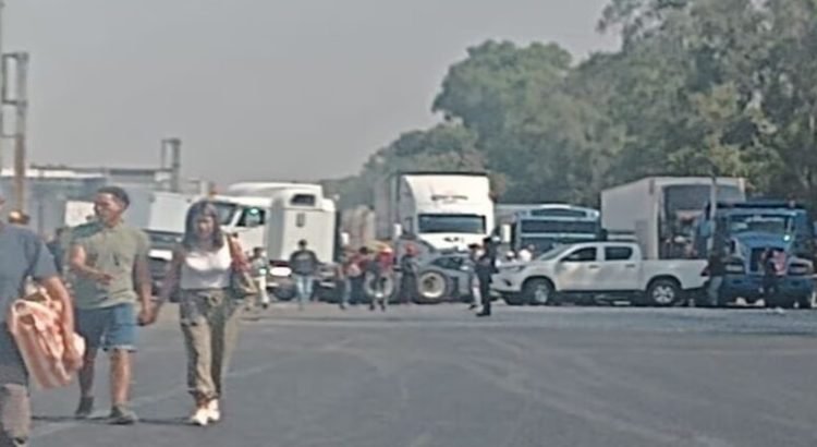 Después de dos horas de bloqueo los manifestantes liberan la autopista México-Querétaro