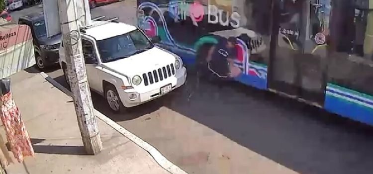 Un ciclista es arrollado por transporte Qrobus en Querétaro