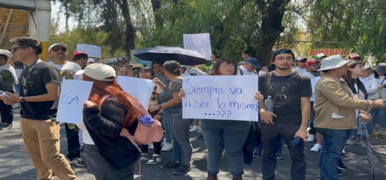 Estudiantes y profesores exigen seguridad y terminar con actos de acoso y bloquean la carretera México-Querétaro