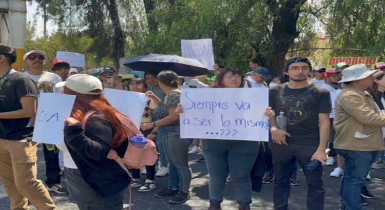 Estudiantes y profesores exigen seguridad y terminar con actos de acoso y bloquean la carretera México-Querétaro