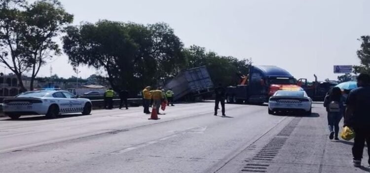 Un tráiler se impacta contra el muro de contención en la autopista México-Querétaro