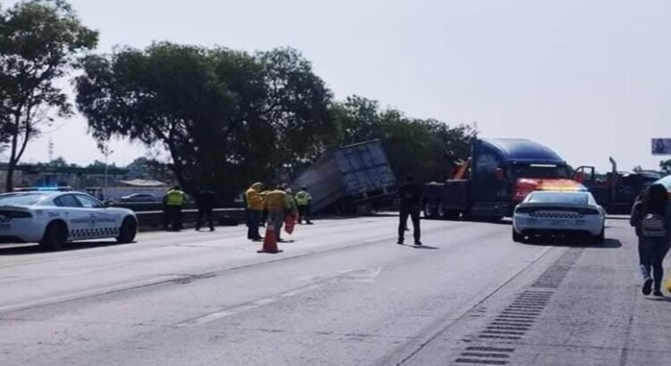 Un tráiler se impacta contra el muro de contención en la autopista México-Querétaro