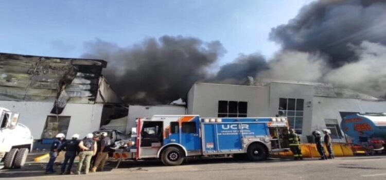 Un fuerte incendio consume el parque industrial de Querétaro