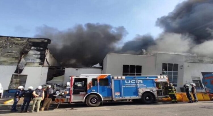 Un fuerte incendio consume el parque industrial de Querétaro
